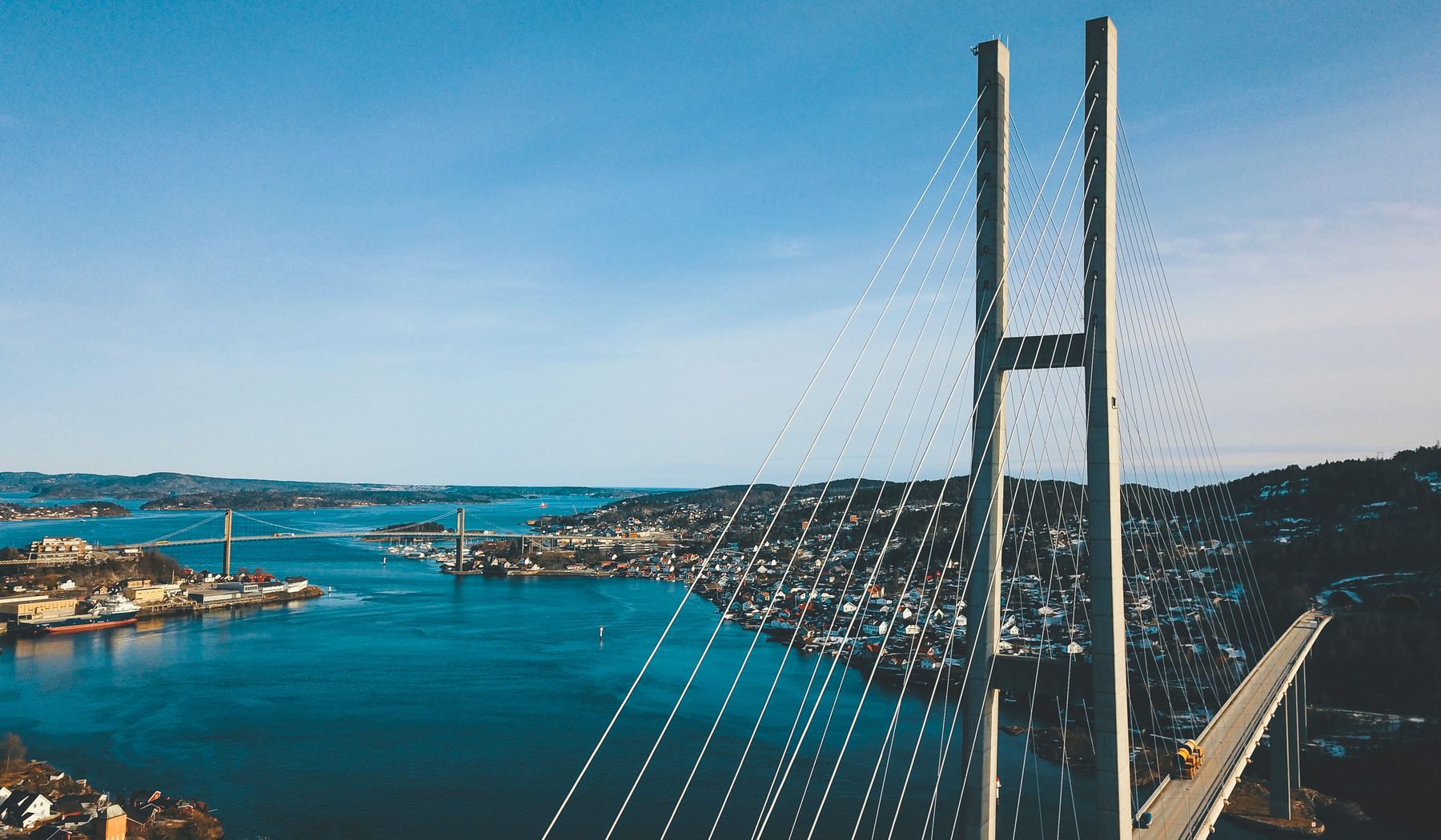 Moderne brug over water als symbool voor verbinding en operationele stabiliteit