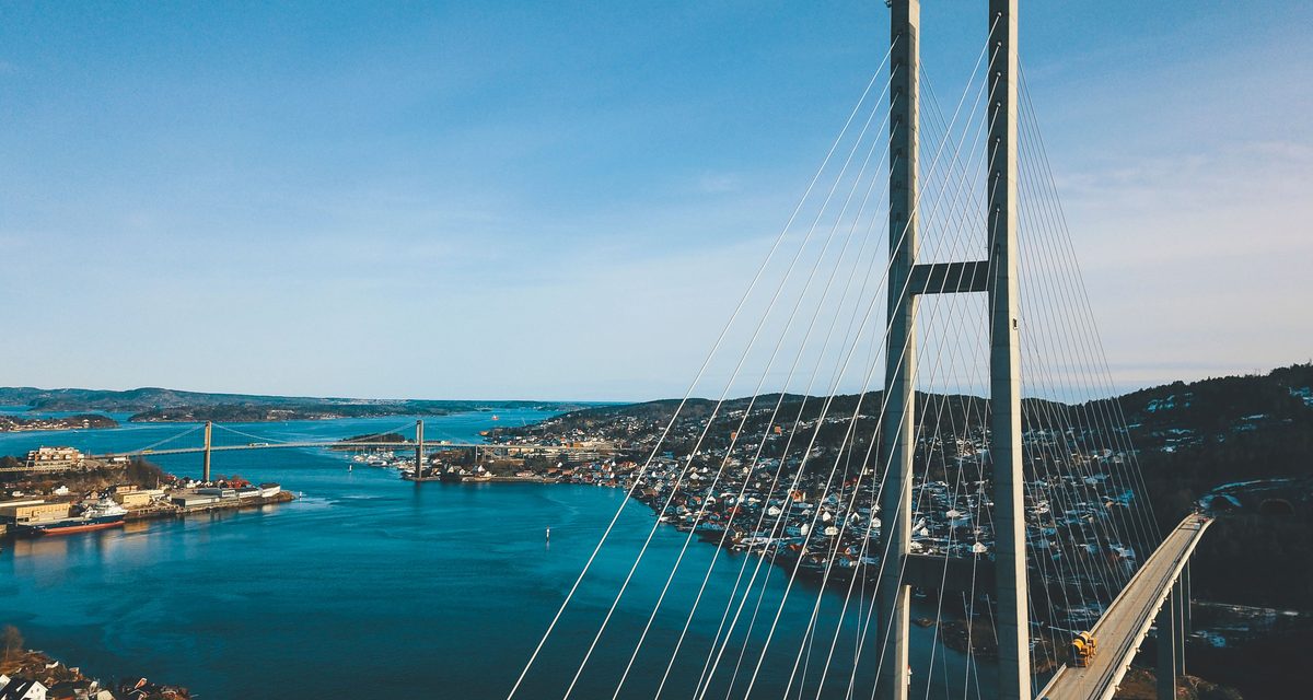 Breed zicht op een moderne brug over water